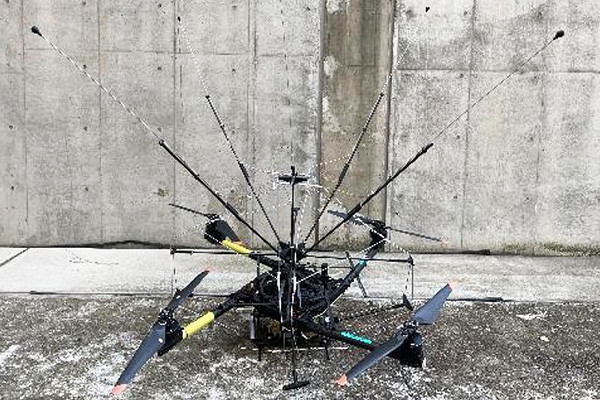 ドローンに雷誘発、NTT「空飛ぶ避雷針」実用化へ｜ニュースイッチ by