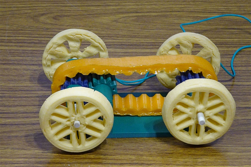 ベルトや歯車はグミ…山形大が開発、食べられる移動ロボットが面白い