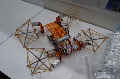 傾斜40度の砂利面も登る…不整地走る小型ロボット、力の源は「変形車輪