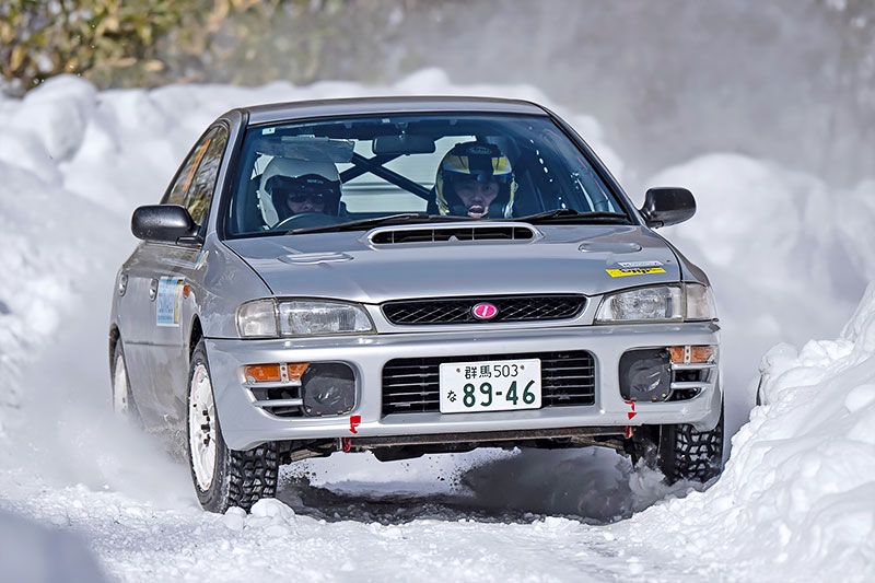 雪 氷雪路面49kmでタイム競争、群馬・嬬恋でラリーカーが疾走した｜ニュー