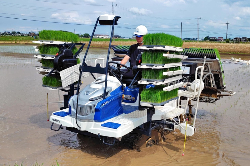 農業用機器 井関農機、「大規模農家用田植え機」投入…あえてオペレーター搭乗仕様