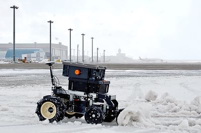 新千歳空港で自動作業実証、「除雪ドローン」の訴求力