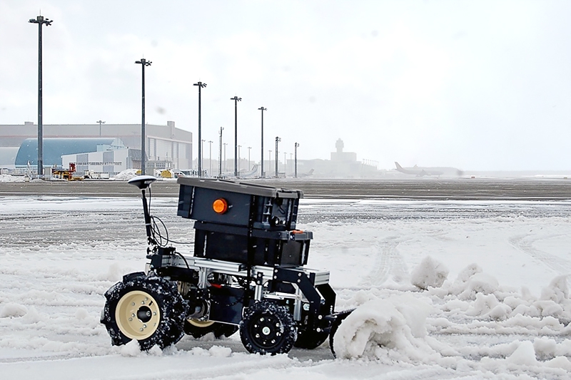 新千歳空港で自動作業実証、「除雪ドローン」の訴求力｜ニュースイッチ