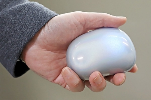 振動で脳に錯覚…村田製作所の技術多数搭載、「ふしぎな石ころ」が