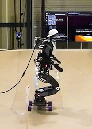 ATR・京大・産総研がスケボーを自在に乗りこなす人型ロボットを開発