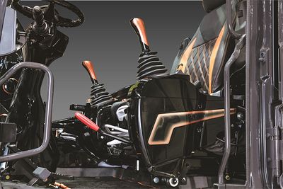 油圧ショベル内装をおしゃれに…日立建機日本、カスタムサービスの仕様