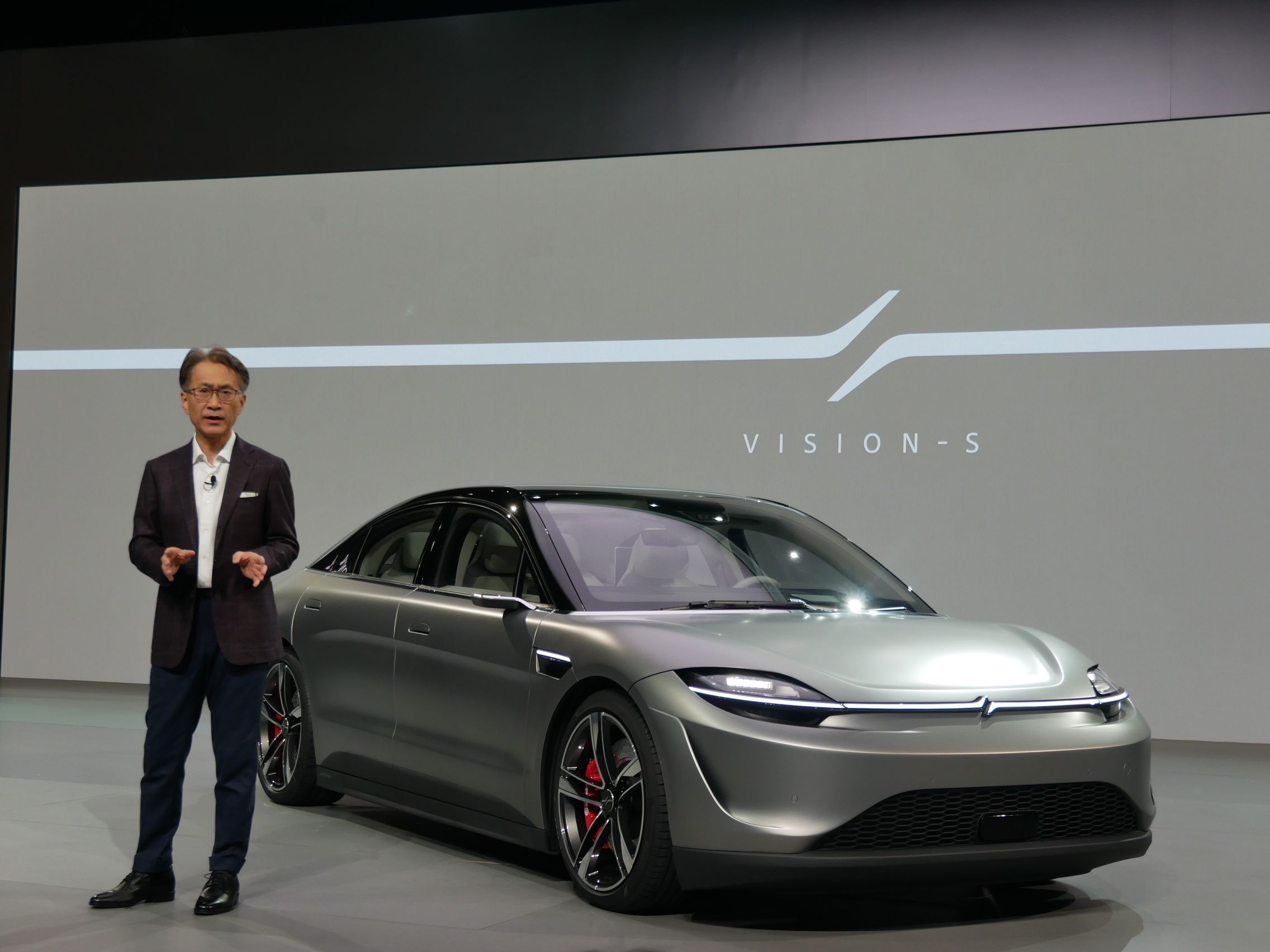 コンセプトカー「VISION-S」を披露するソニーの吉田社長（撮影・大河原克行）