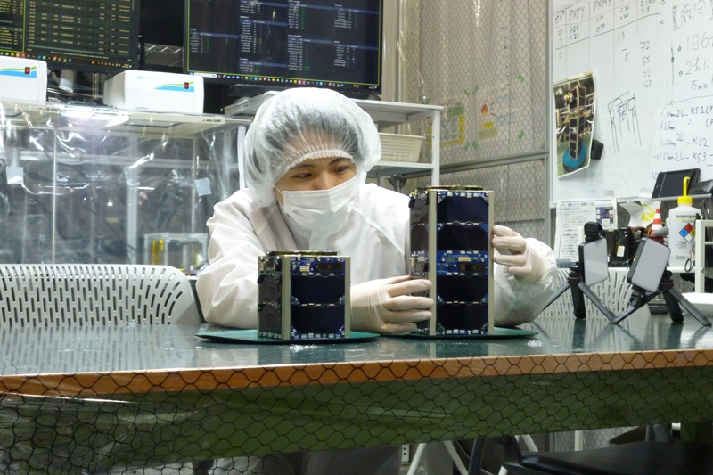 推進剤使わず編隊飛行…名大などが開発、超小型衛星「マグナロ―Ⅱ」の