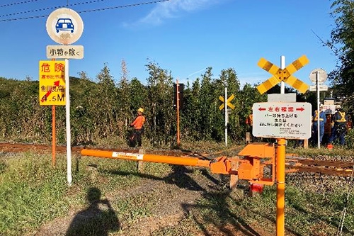 小型特殊自動車も通行できる。JR西日本、遮断機・警報機がない第4種