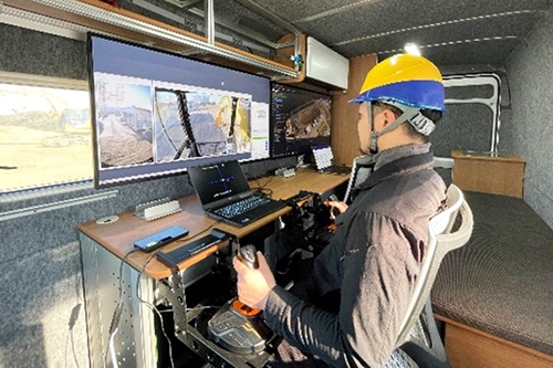 車内から建機を遠隔操作できる…コマツが投入、「大型バン」の全容