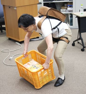 電動式では最軽量&hellip;和歌山大発ベンチャーが投入、ランドセル型アシストスーツの性能