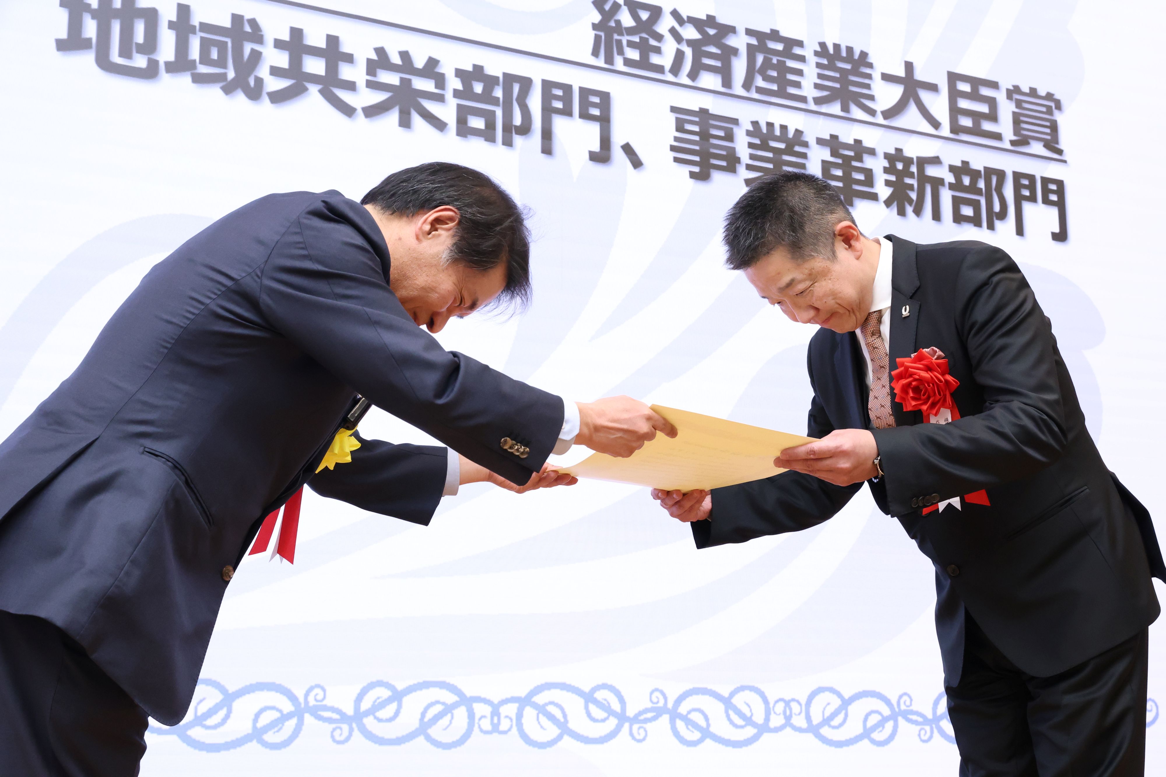 第7回100年企業顕彰、経産大臣賞にマルト長谷川・ユアサ商事 第7回100年企業顕彰、経産大臣賞にマルト長谷川・ユアサ商事