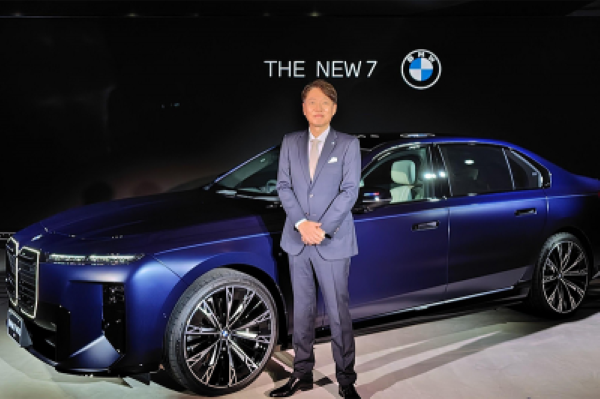 Mベンツ126専門工場-業界Ⅰ番を目指し躍進中 BMWは最上位セダンの新型車投入、ベンツはブランド体験拠点開設…ドイツ