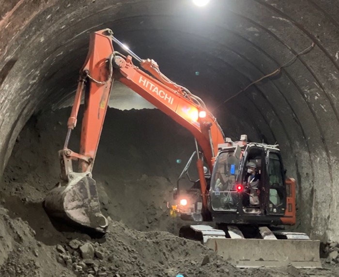 商業写真と特殊技術 狭小作業の安全性高める…鹿島が開発、バックホー向け衝突防止
