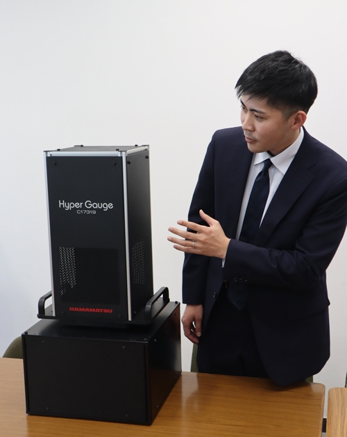 5秒で全面測定…浜松ホトニクス、半導体製造向け膜厚計｜ニュースイッチ