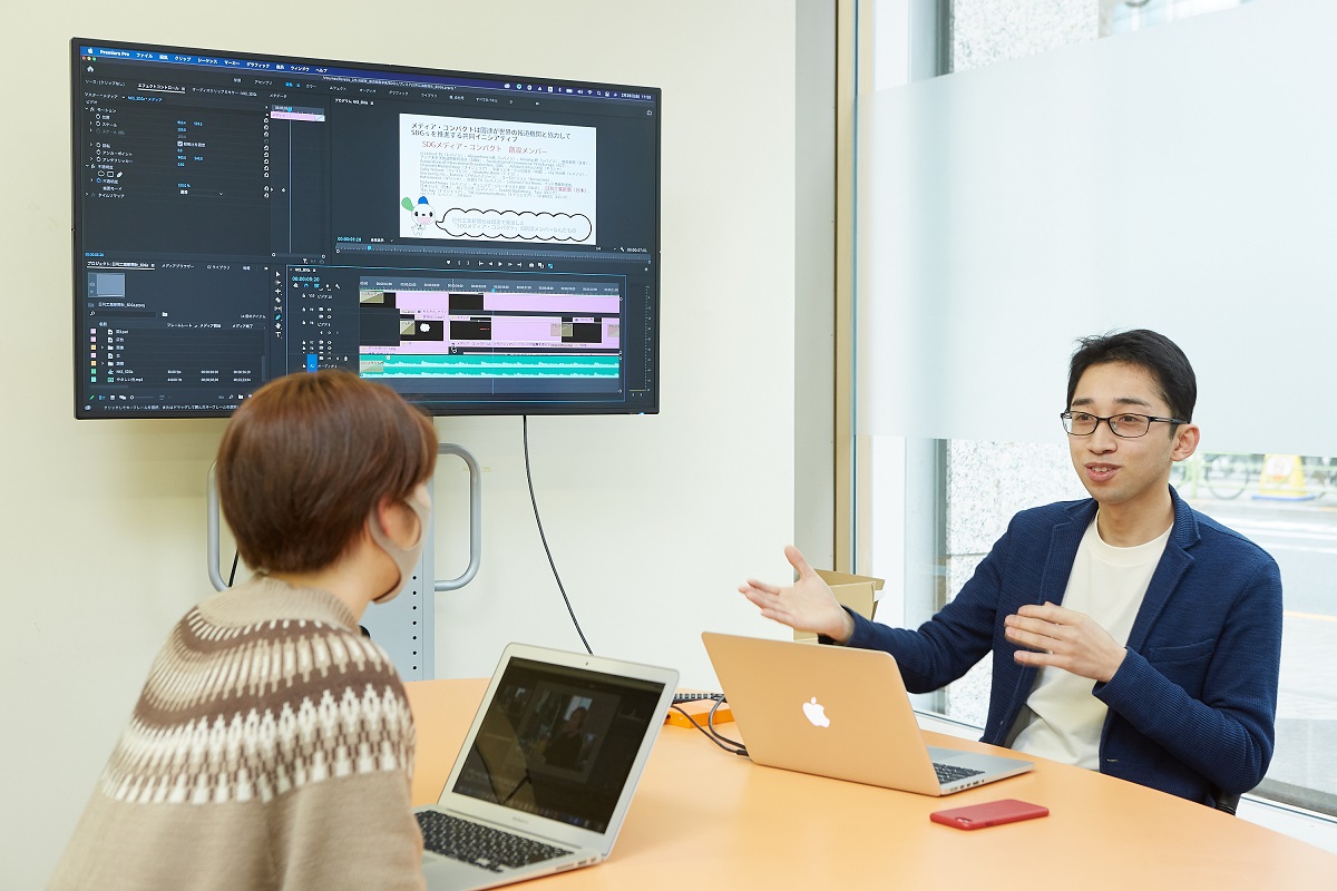日刊工業新聞社で働く学生インターンに動画のノウハウを解説する樋川（右）