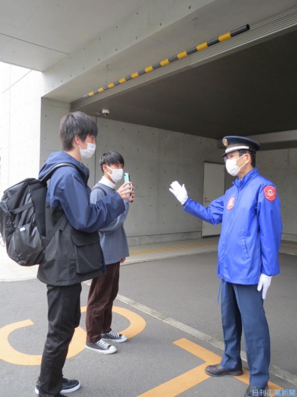 学生は自宅で体温測定しアプリに登録したものを登学時に提示する